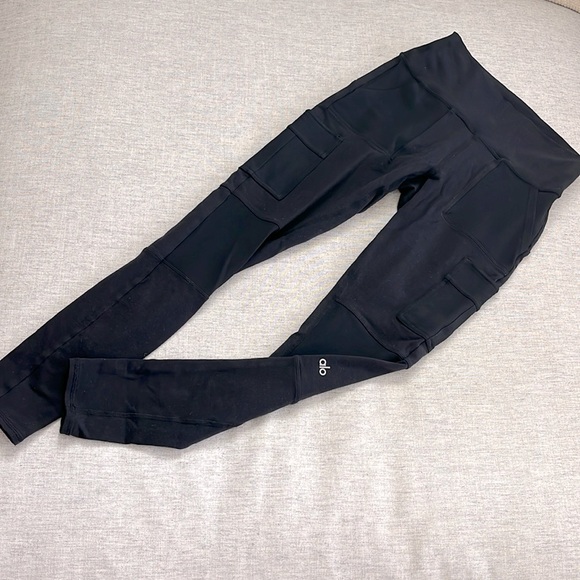 ALO Yoga Pants - Alo Yoga cargo leggings black
